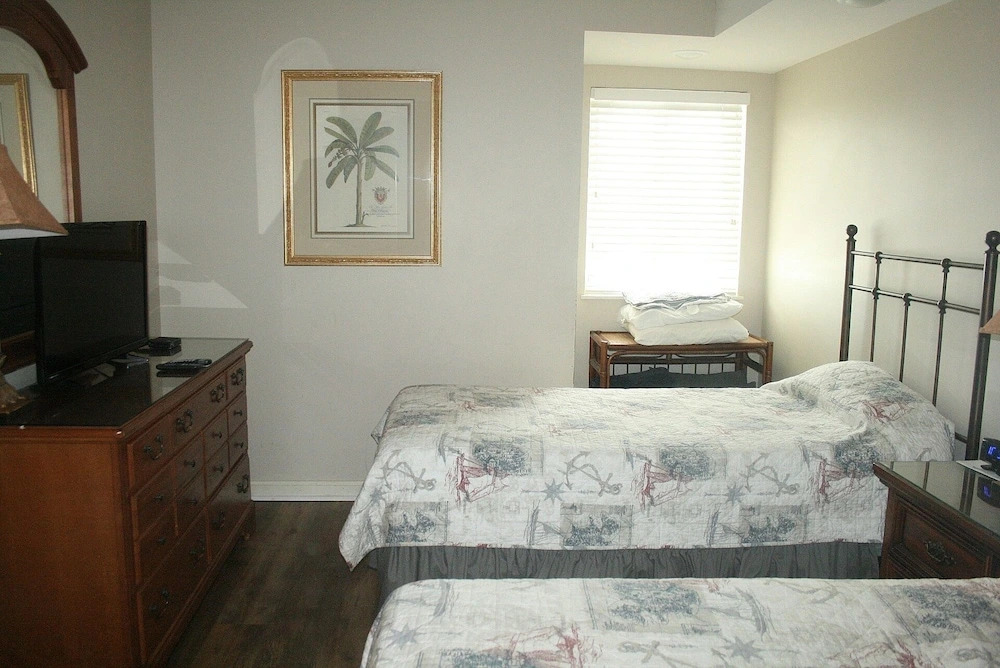 Sunrise Pointe 11f 3 Bedroom Condo by RedAwning
