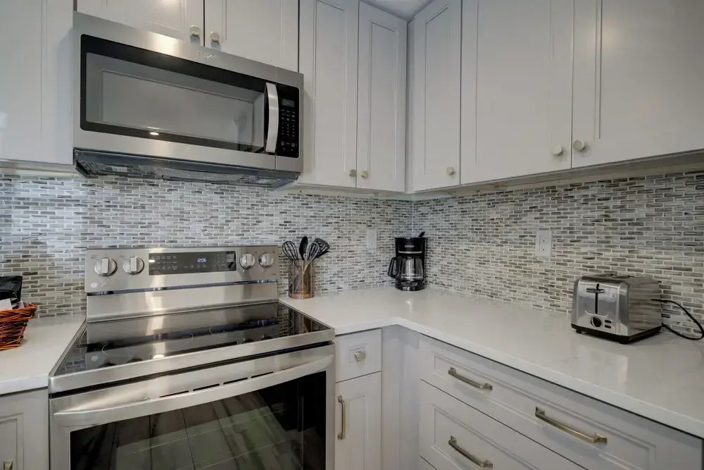 LeMalo Vacation Rental: Stylish 1-BR Condo Near 5th Ave S & Gulf Beaches Coastal Vibes, King Bed, and Private Outdoor Space. Perfect Location for Dining, Shopping and Exploring Naples!