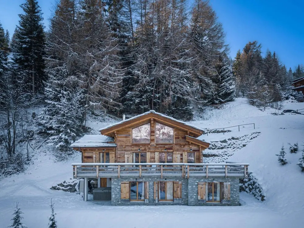 Authentic Swiss Spa Chalet Hot Tub & Sauna