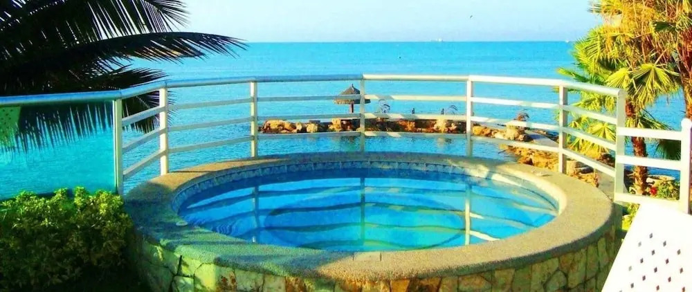 Luxury Apartment 3 r private beach
