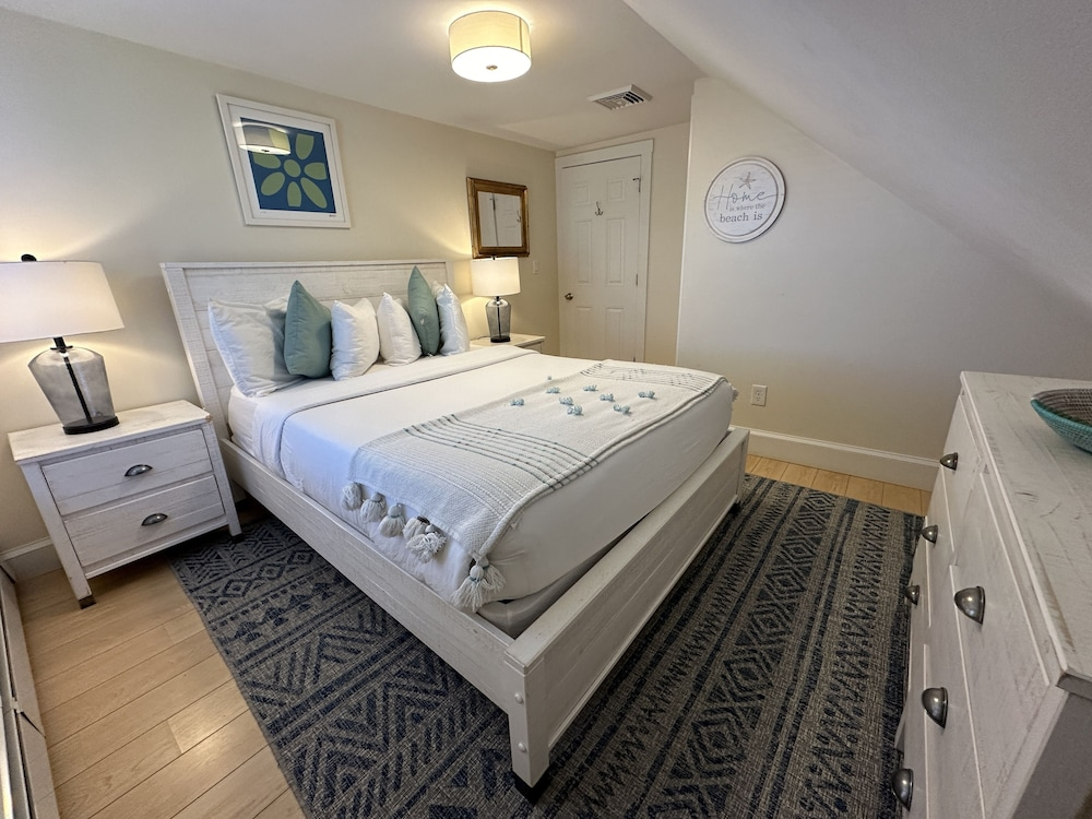 86 Dr Marcus House - Popular Broadway Area 6 Bedroom Home