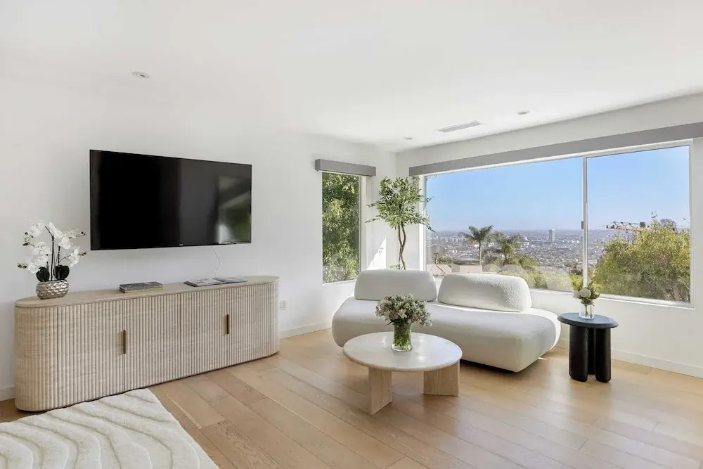 Luxury Hollywood Hills Home With Pool, Outdoor Dining & Iconic Views Skyline Chalet