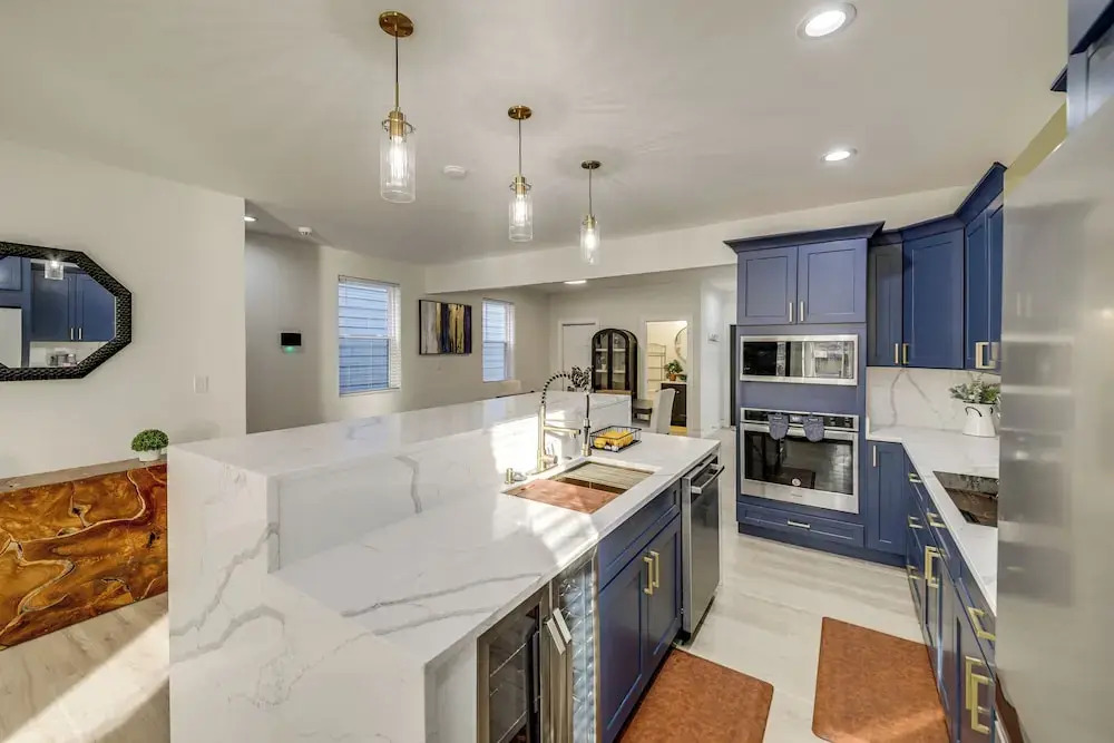 Home Theater + Rooftop Deck! Fountain Sq Stunner