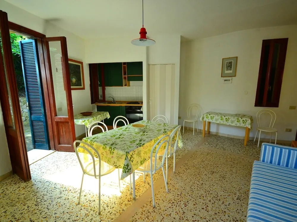 Beautifully Situated Detached Cottage With View on and Private Access to the sea