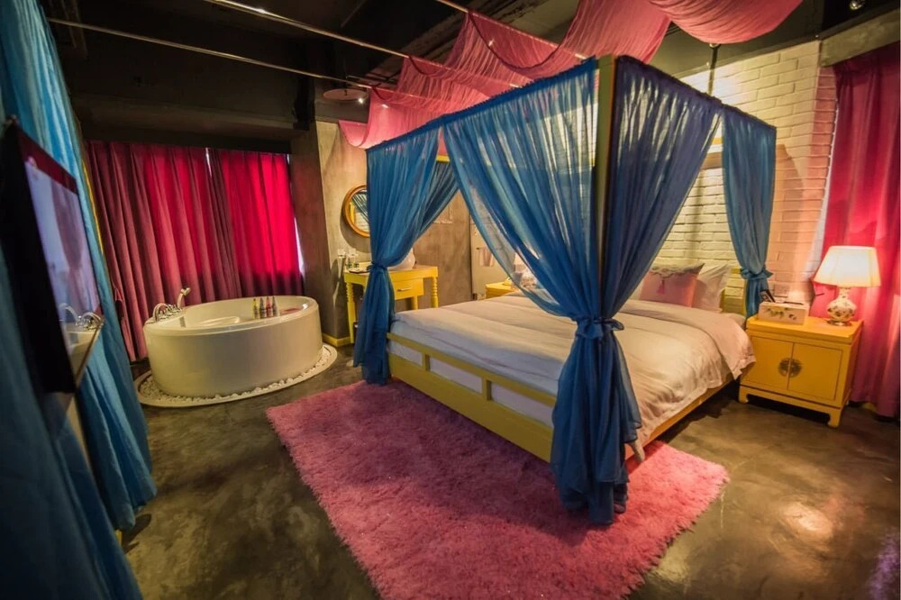 Love Of Swan Theme Hotel