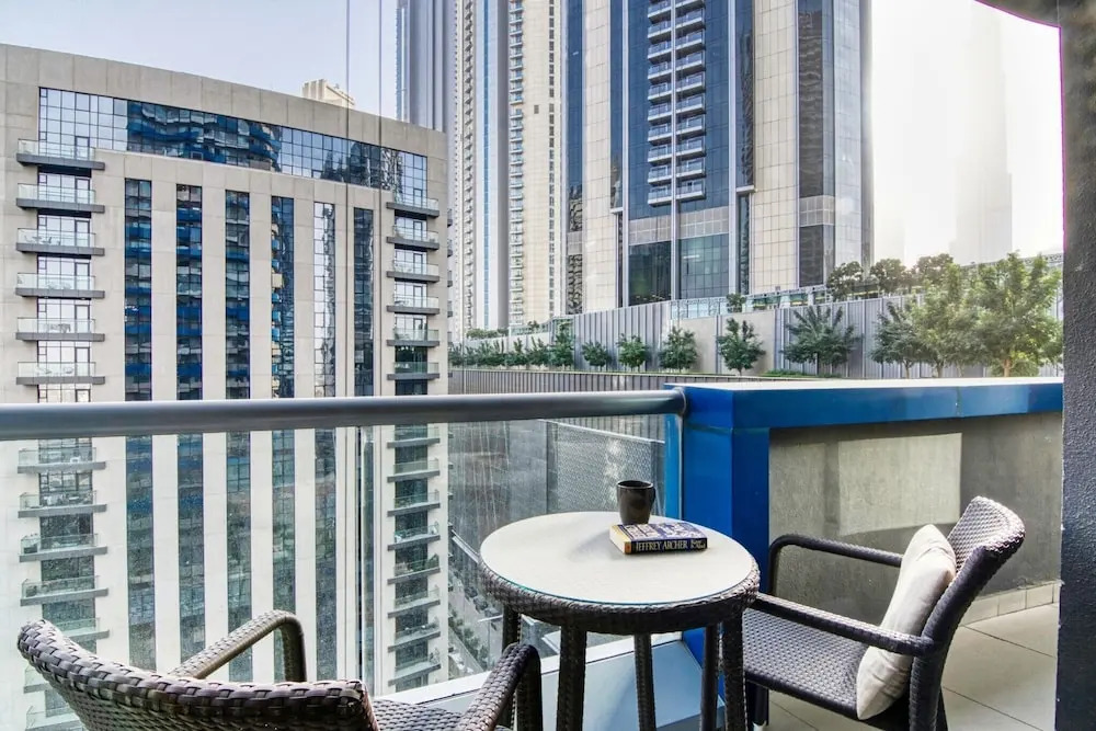 Amazing 1 BR Apartment Damac Mall Street
