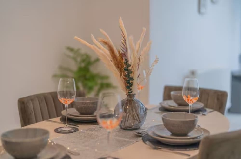 Luxury 3BR W Garden Parking Near Spurs Stadium