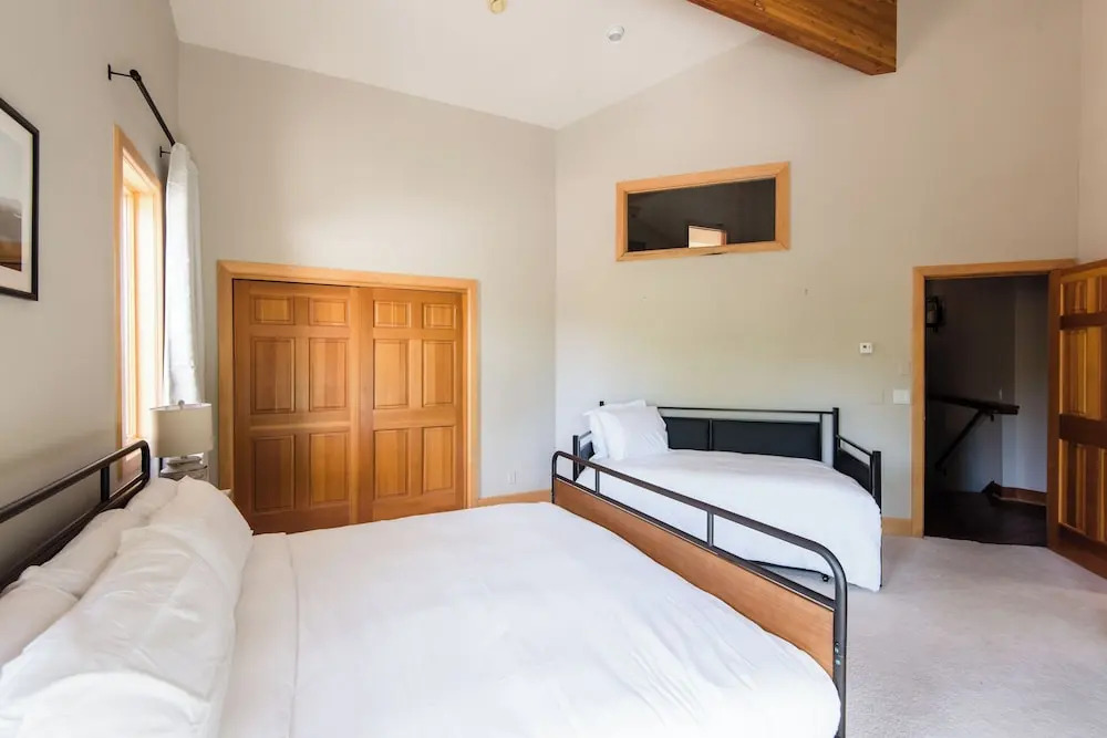 Sleeps 16! Modern Mountain Escape w/ Hot Tub Mason by Avantstay