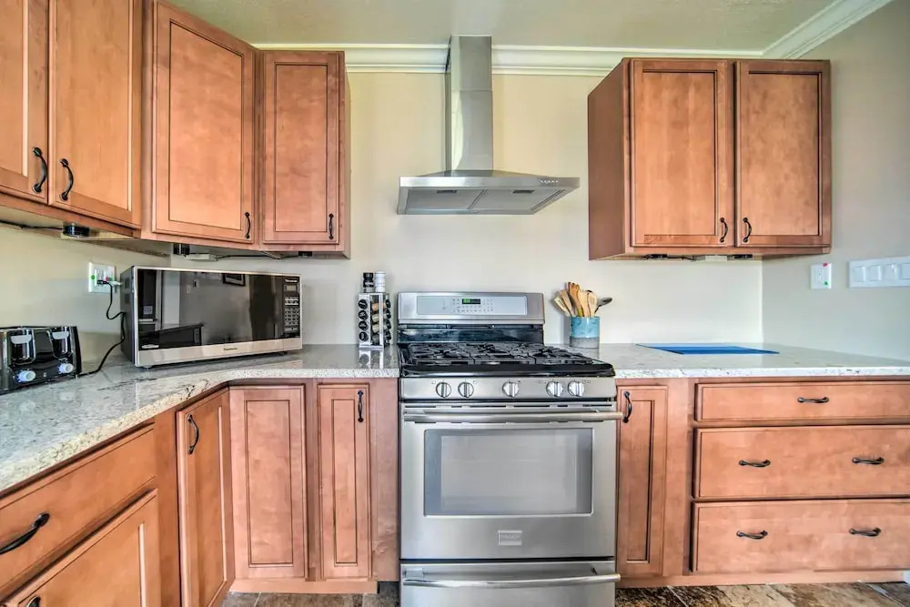 1 Block to Bridge Street: Lake Erie Vacation Home
