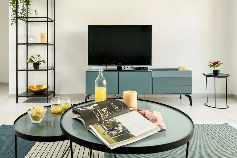 Stylish with Balcony Viewing Rothschild