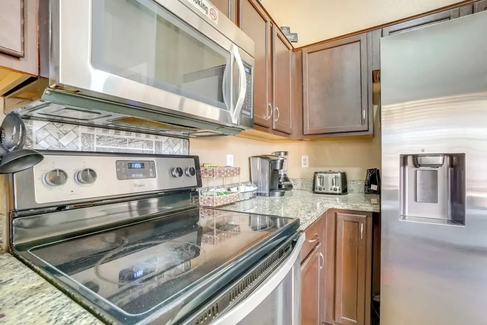 4 Mi to State Farm Stadium: Avondale Home w/ Patio
