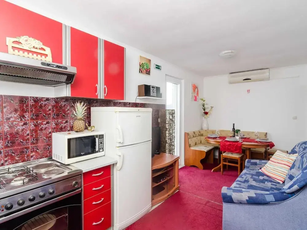 Apartment Giovani - Two Bedroom Apartment With Balcony and Sea View