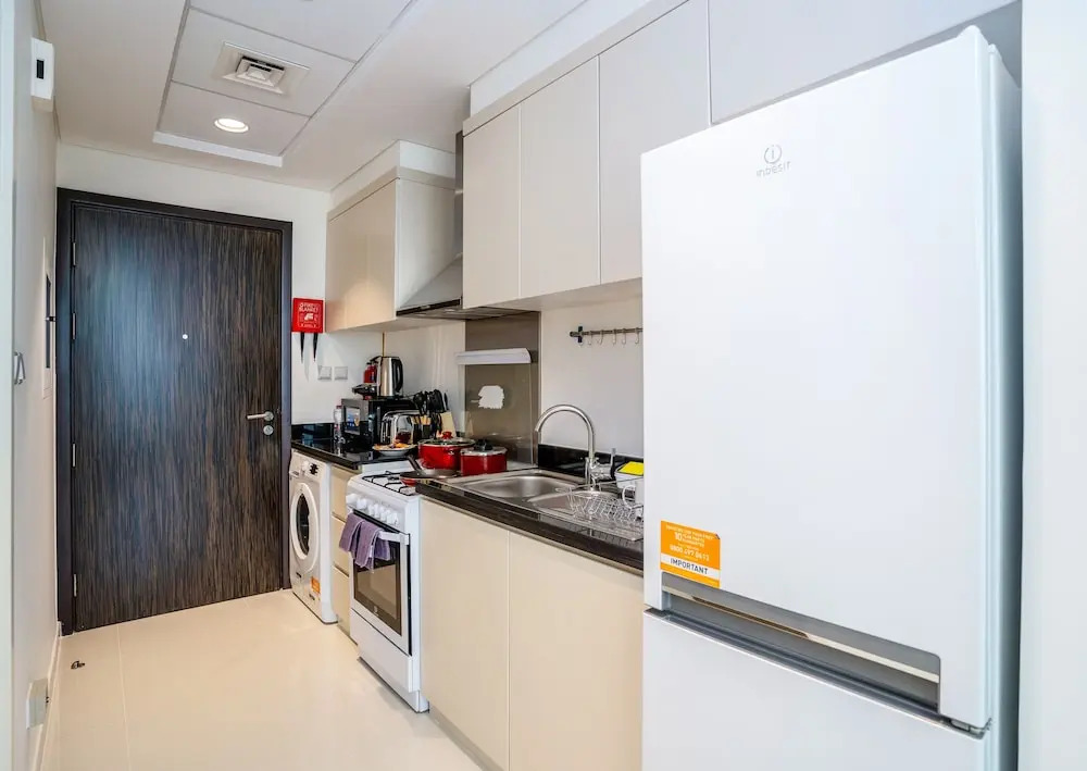 Tanin - Wake Up To Dubai Skyline From This Stylish Studio