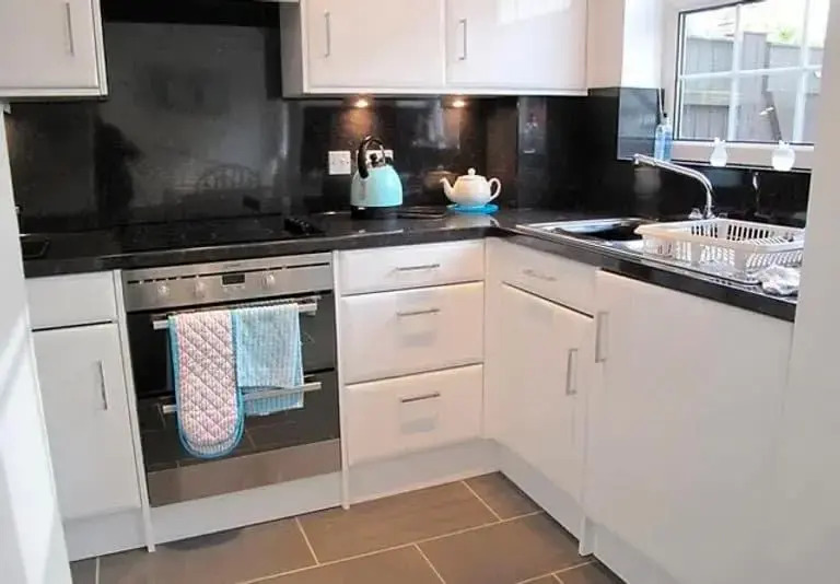 Ivy House - Seafront house with garden seating and stunning sea views! - Ocholo Villas