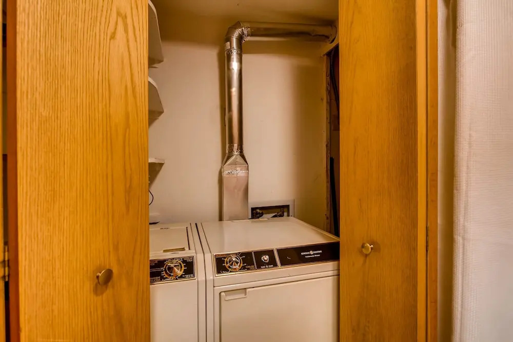 Ski-in/ski-out 2 Br - Sleeps 6 People 2 Bedroom Condo by RedAwning