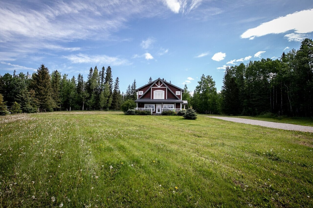LUXURIOUS 5-Br Acreage | Year-Round Heated Pool & HotTub | Mtn View | Pool Table