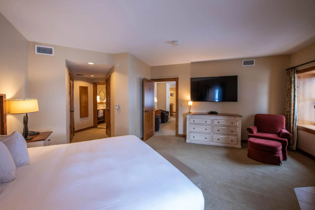 Spacious 3 Bedroom With 4 Beds And Sleeper Sofa Condo - No Cleaning Fee! by RedAwning