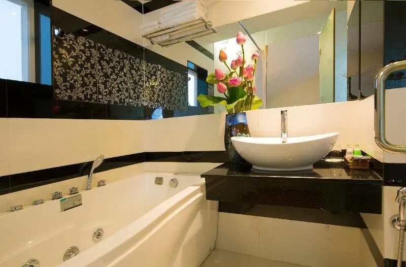 Golden Star Hotel - 60 Le Thanh Ton