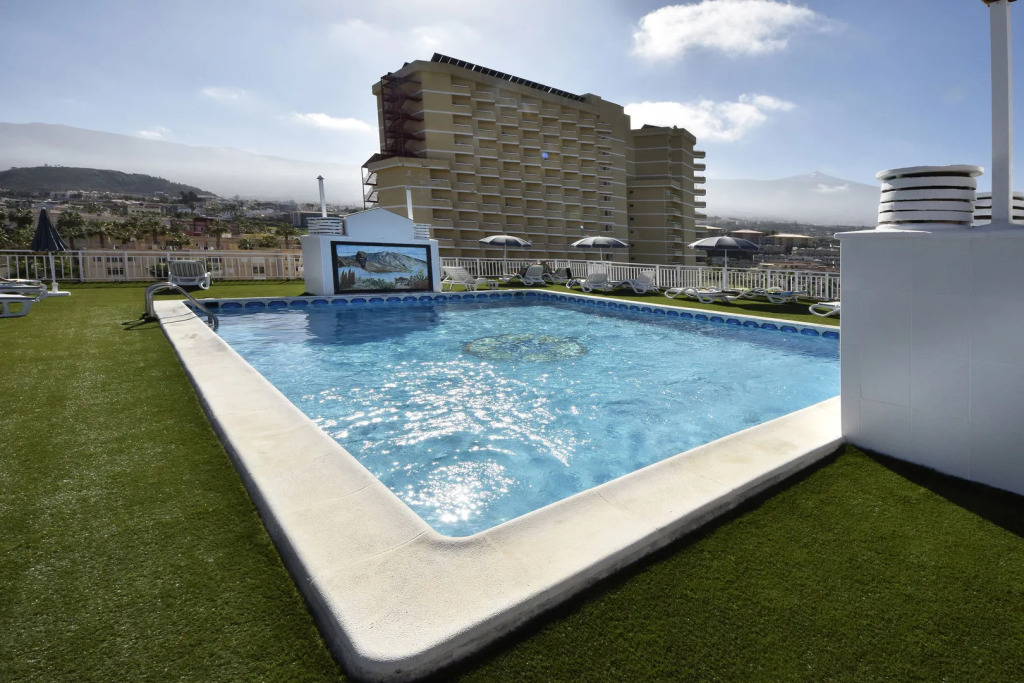 Skyview Hotel by LIVVO