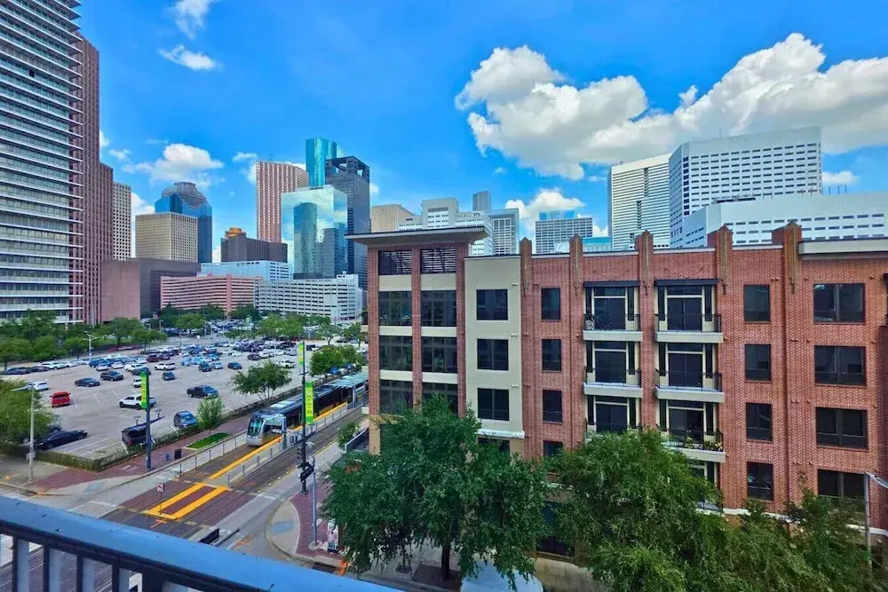 Downtown High Rise w Skyline Views Rooftop Pool