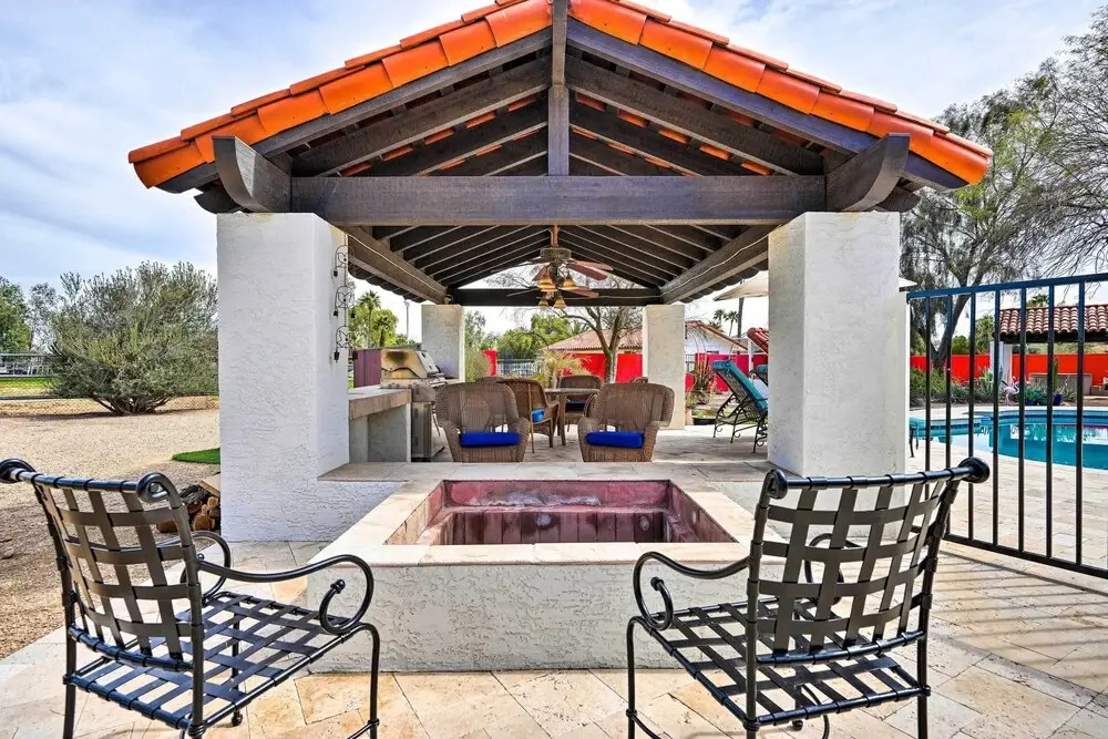 Pool & Putting Green: Group Getaway in Glendale