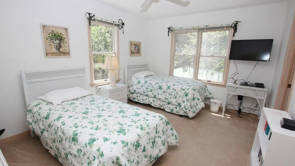 Lakeview - 5 Br Home