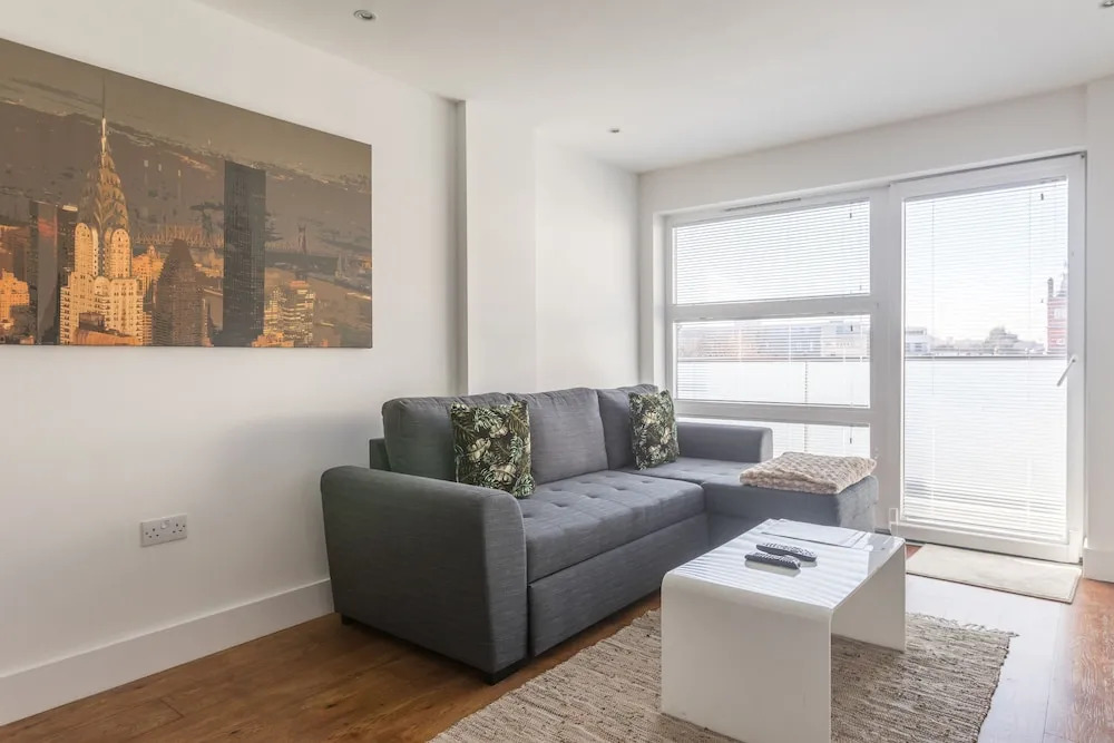 Luxury 2-bed Flat, Parking Near Tube and Emirates