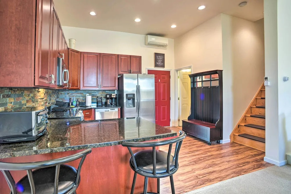 1/2 Mi to Windham Mtn: Main Street Condo