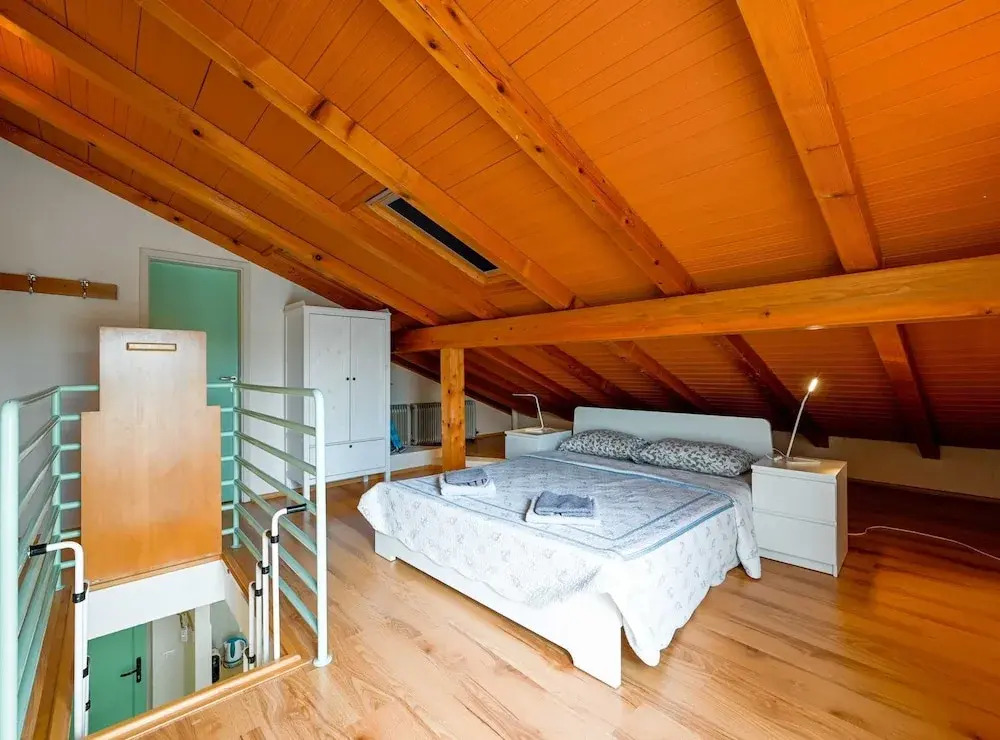 Scenic and Refined Retreat Apartment With Balcony