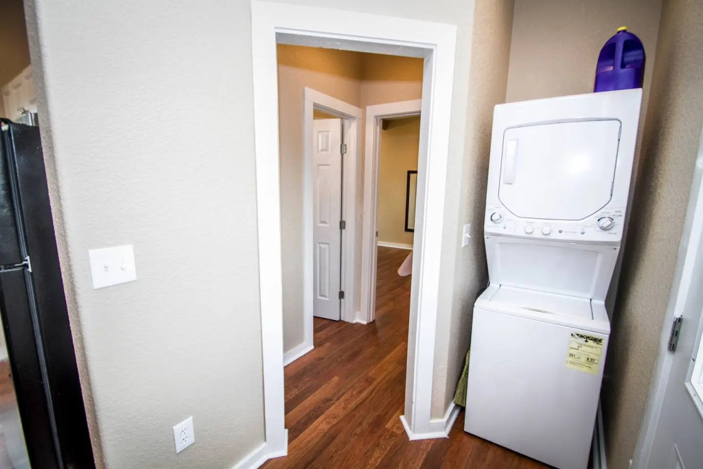 Douglas Way Remodeled House Near Downtown 1BA/1BA