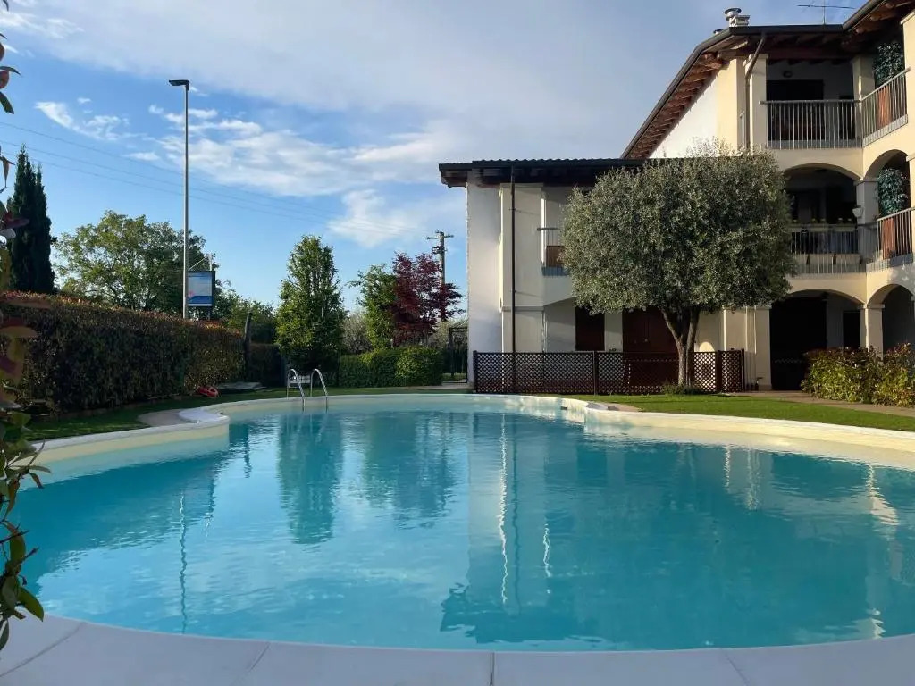 Appartamento con giardino privato, piscina e spiaggia a 500mt