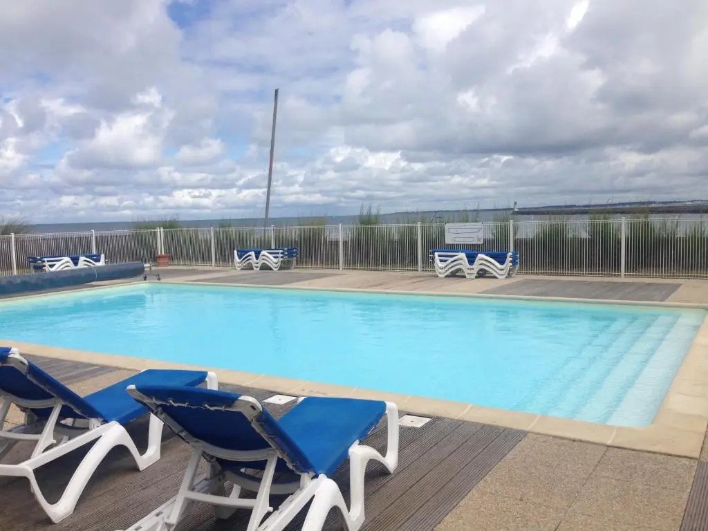 Charmant Studio en duplex esprit loft avec balcon vue mer, et piscine extérieure