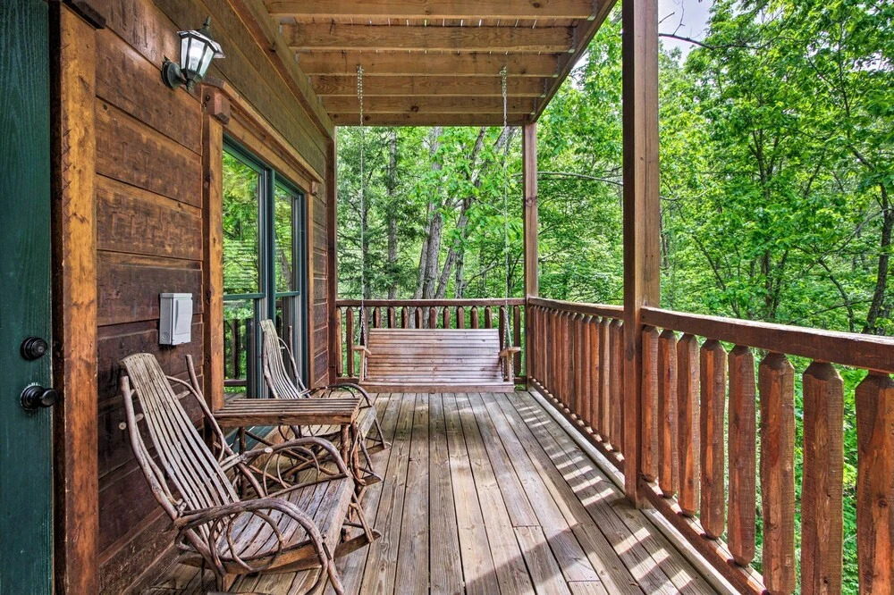 Cabin w/ Pool Access ~ 3 Mi to Downtown Gatlinburg