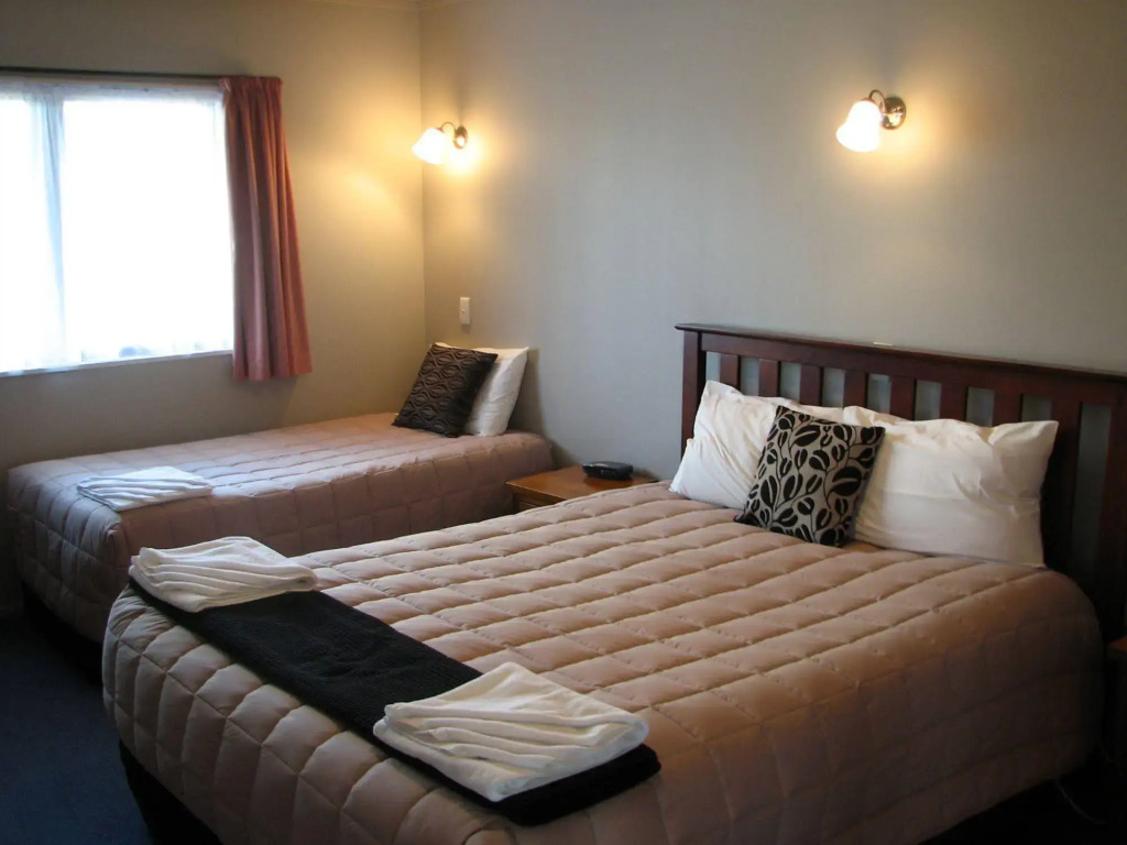 Cobblestone Court Motel - Wenzel Motels