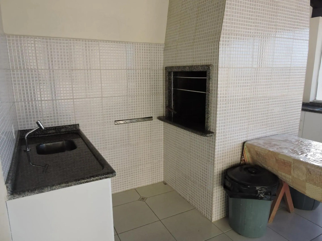 Apto 2 quartos no centro de Bombinhas, 130 metros praia