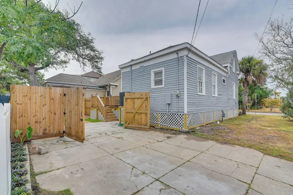 4 Blocks to Beach! Family-friendly Galveston Home