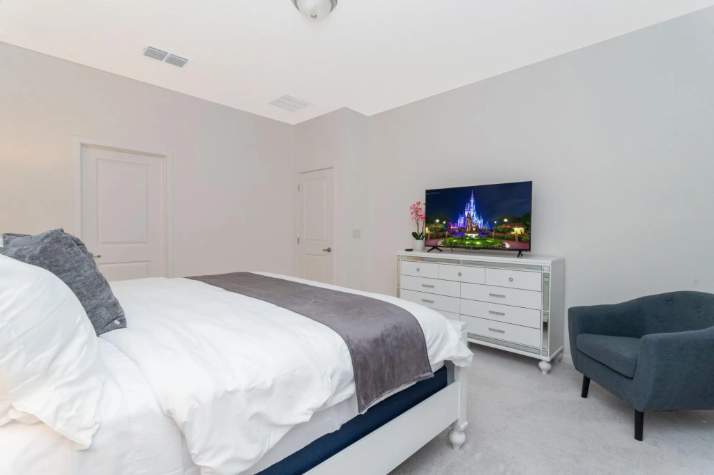 Large beautiful home by Disney