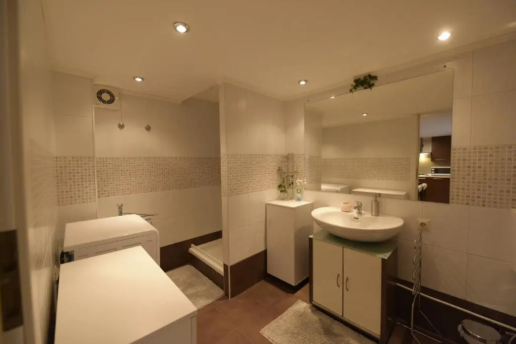 H & V Residence - Split Level Apartment