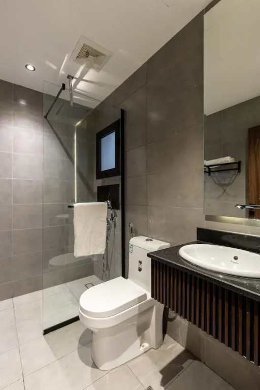 Three BR Luxurious & Spacious Flat in Almadinah