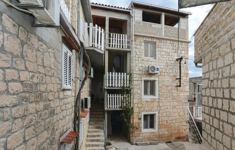 Awesome Home in Slatine With Wifi and 1 Bedrooms