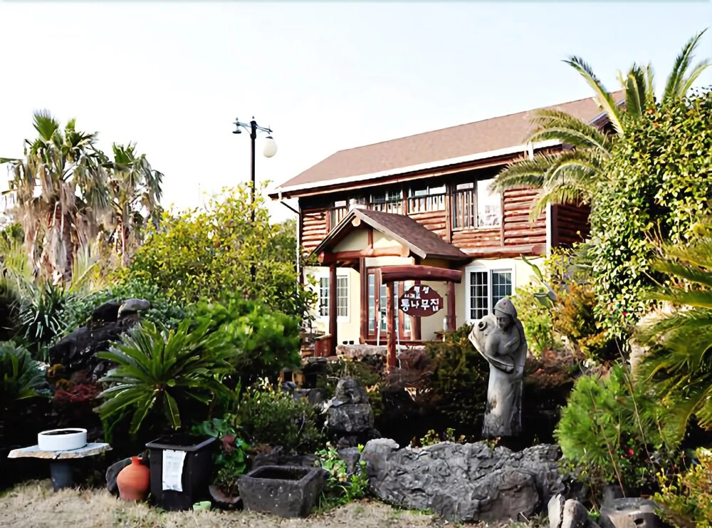 Seogwipo Log House Pension