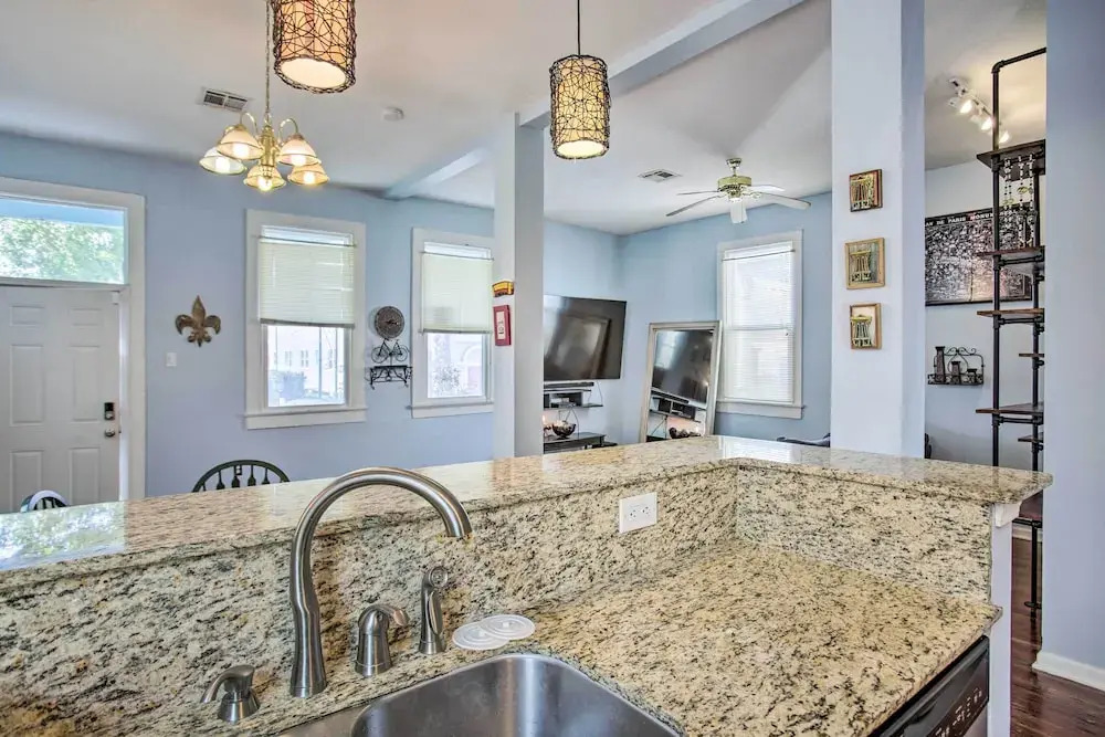 5 Mi to Bourbon Street: Central Nola Home