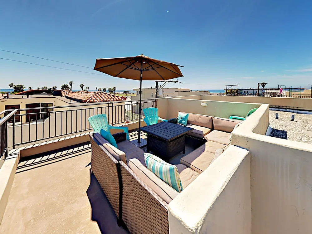 3br W/ Garage & Rooftop Deck - 1 Block To Beach 3 Bedroom Townhouse