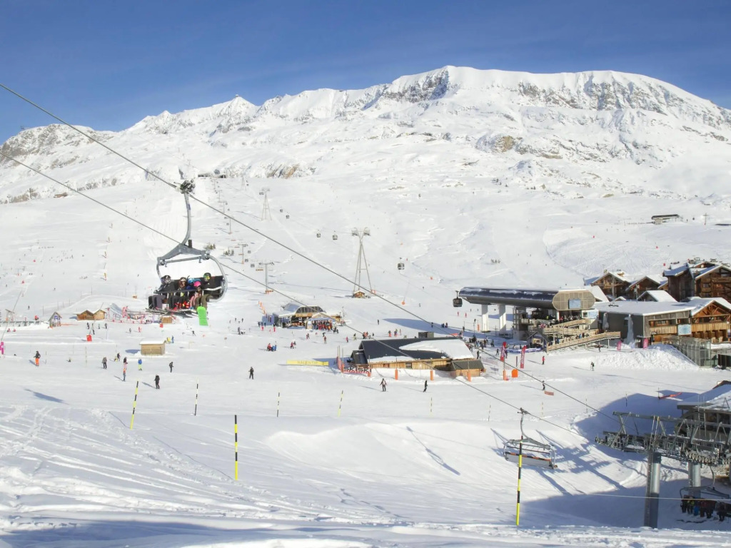 Cosy apartment with spa near the slopes in Alpe d'Huez
