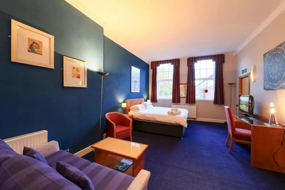 Large Central Spacious Studio Apartment With High Ceilings