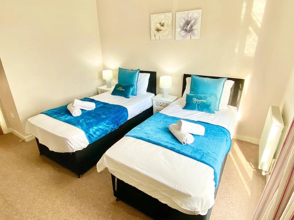 5-bed Townhouse Salford Deep Cleaned