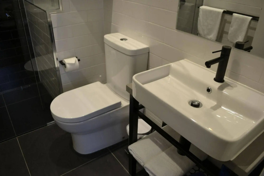 THE DEVLIN APARTMENTS 1 Bedroom Apartment near GMHBA stadium in Geelong - LG03