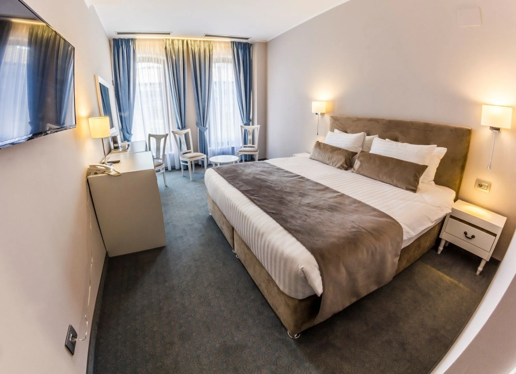 New Era Hotel Old Town - parking with fee nearby - NOT at the hotel
