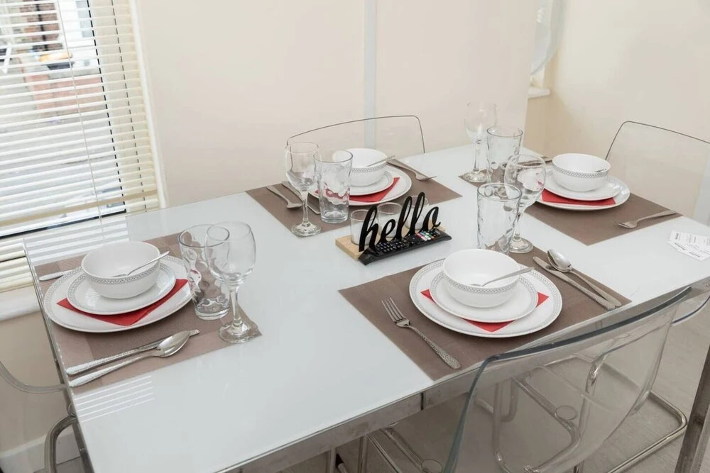 Homely Spaces Large 2-bed Apartment in Bedford