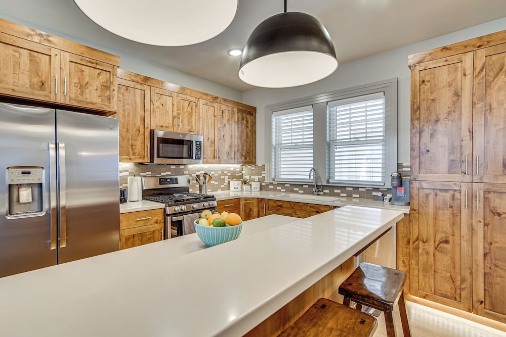 Hike, Golf & Unwind! Mtn-view Cedar City Townhome